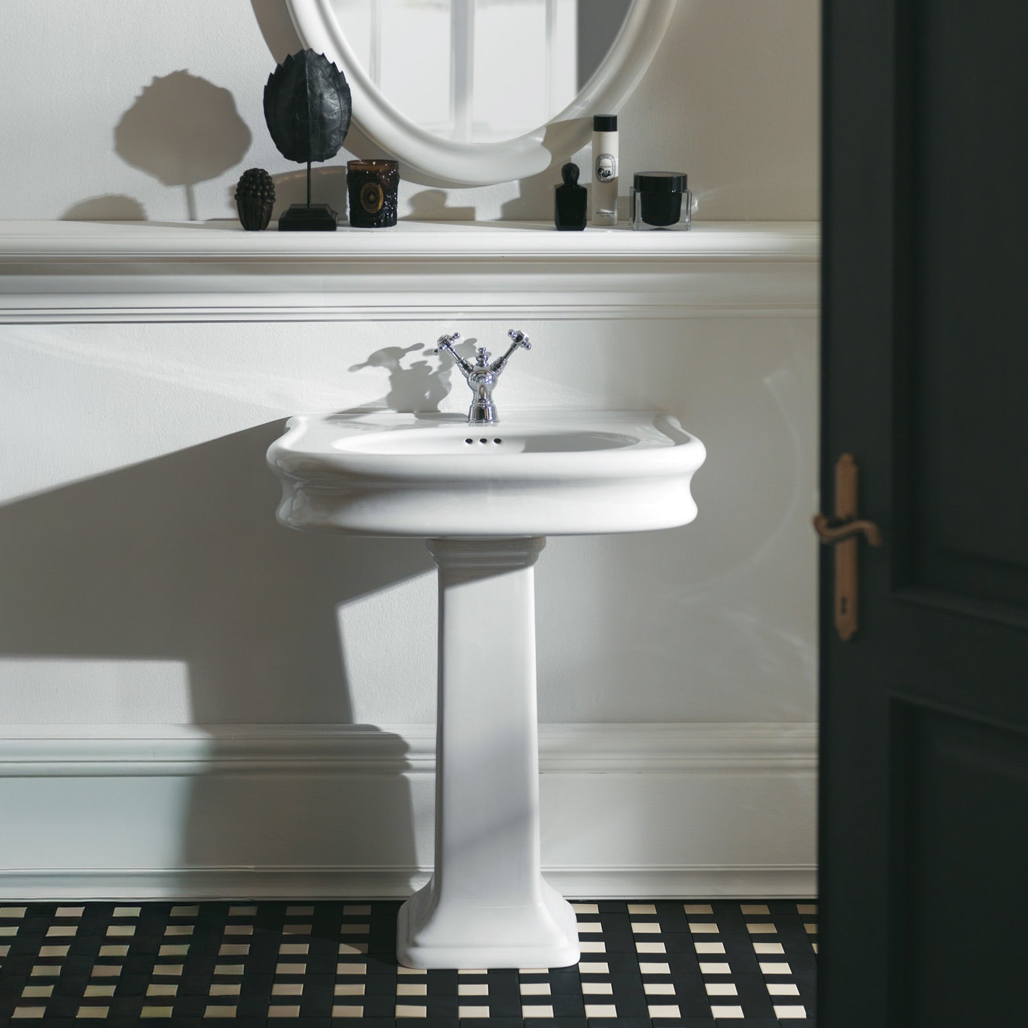 28" Traditional Pedestal Sink with Integrated Oval Bowl, Seamless Rounded Decorative Trim and Overflow
