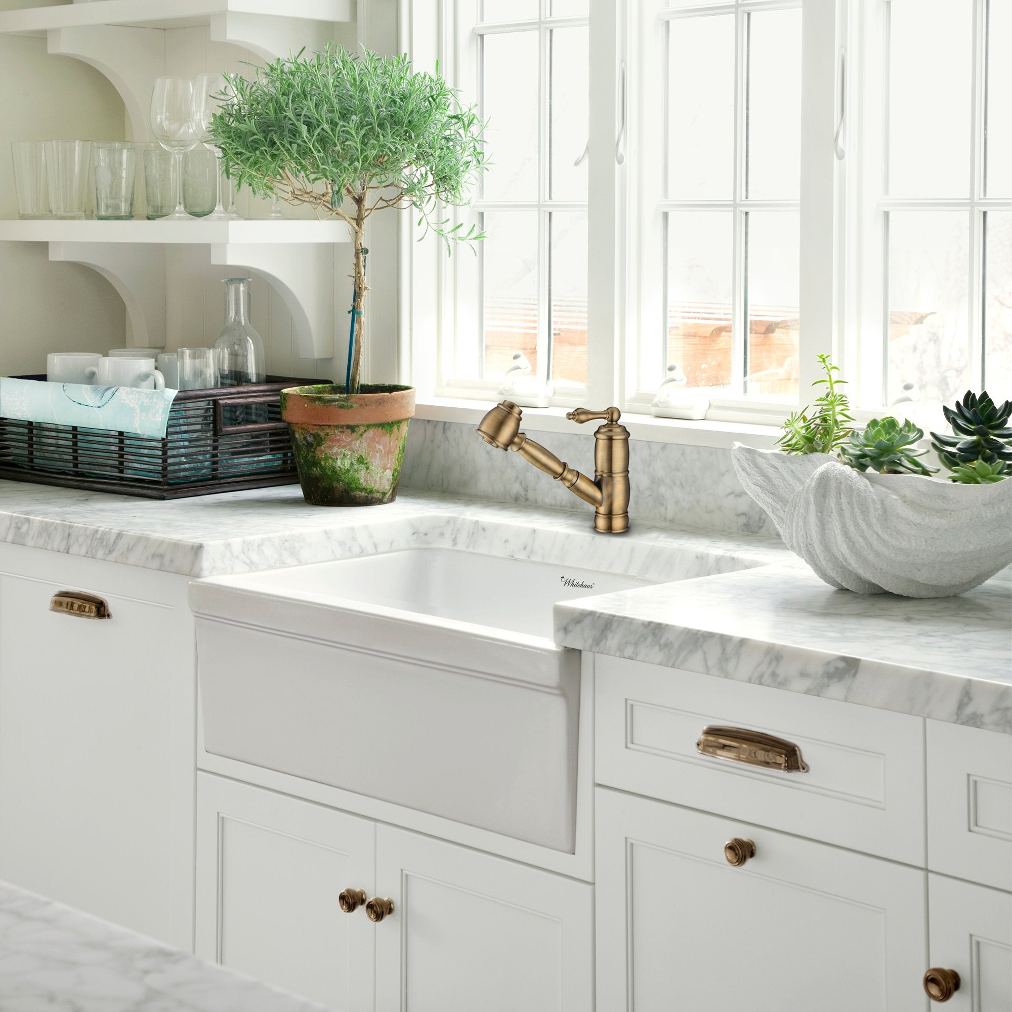 Single hole, single lever faucet with a pull-out spray head