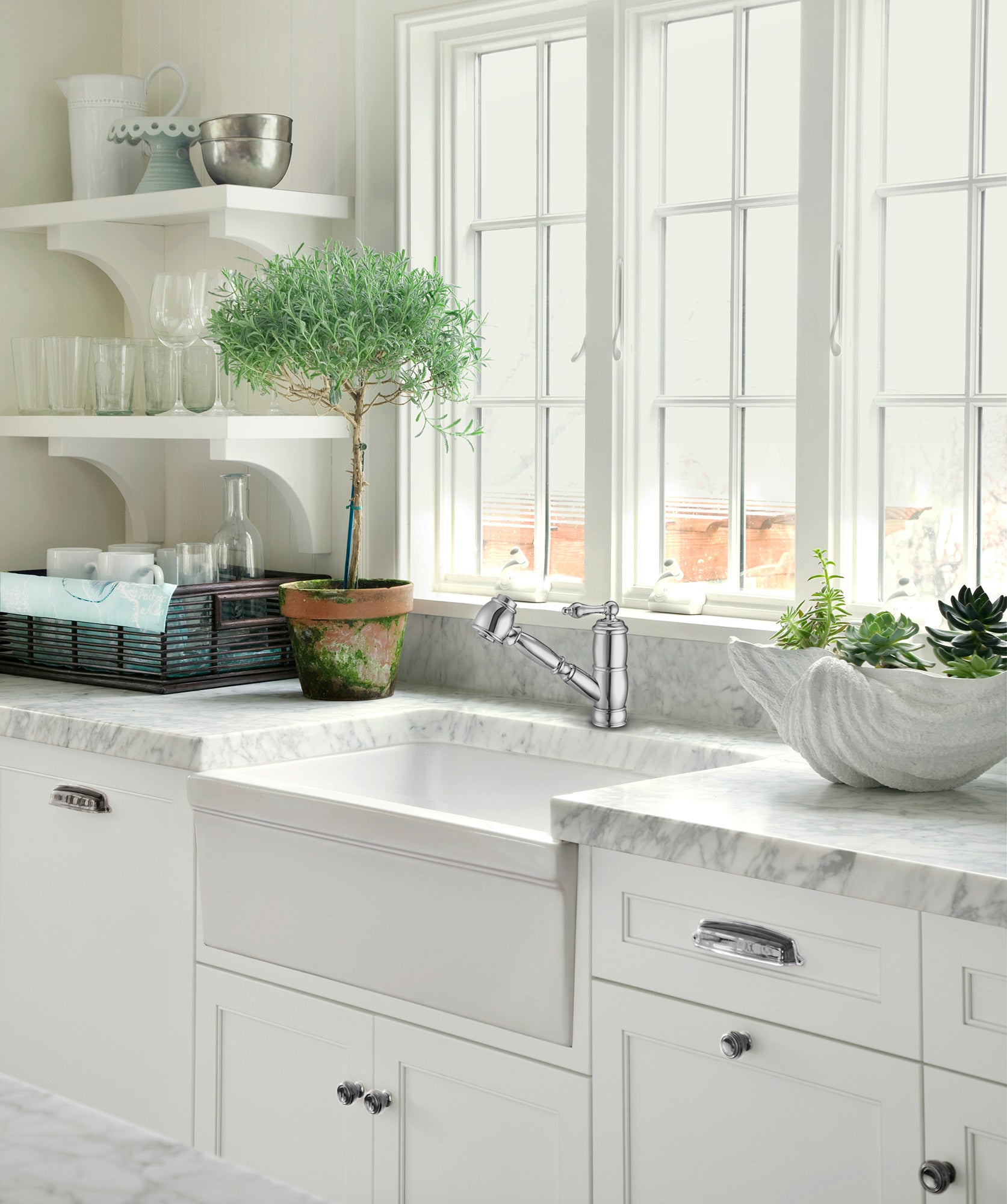 Single hole, single lever faucet with a pull-out spray head