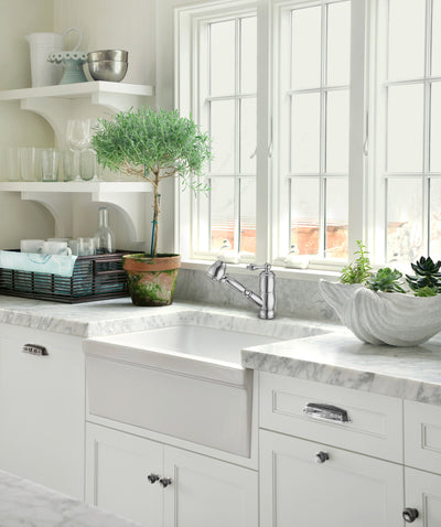 Single hole, single lever faucet with a pull-out spray head