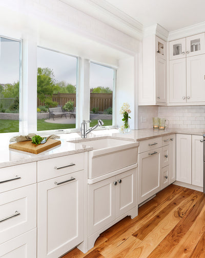 Single hole, single lever faucet with a pull-out spray head