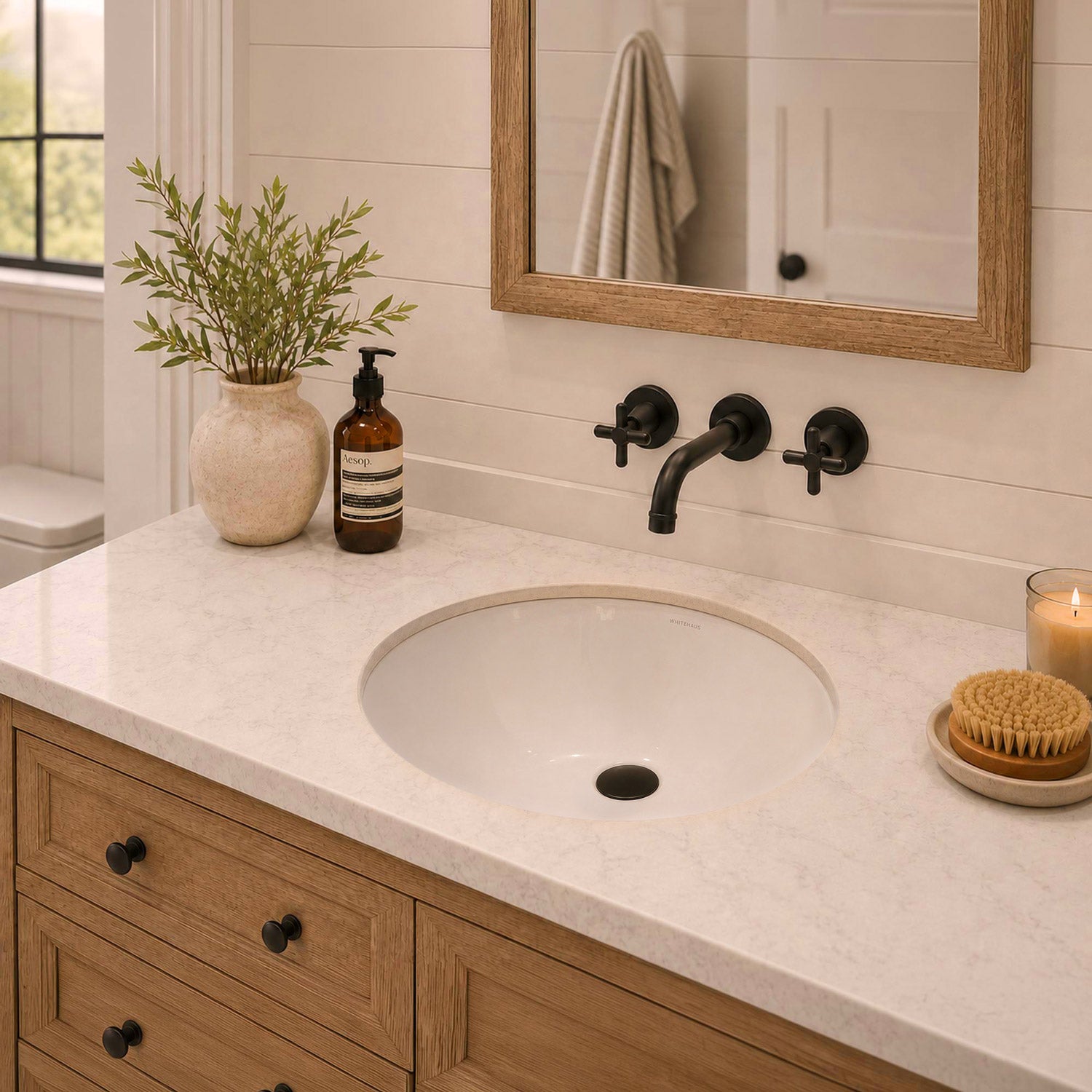 Oval undermount basin with overflow and rear center drain location